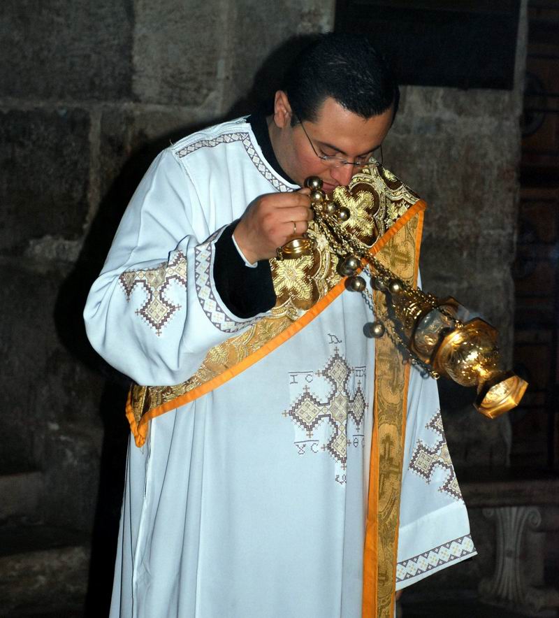 כומר ארמני בכנסיית הקבר