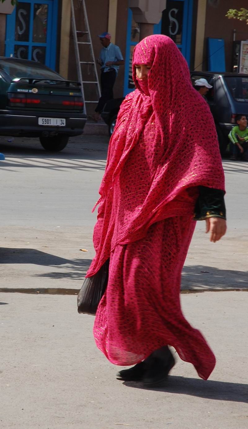 מרוקו - אישה באדום