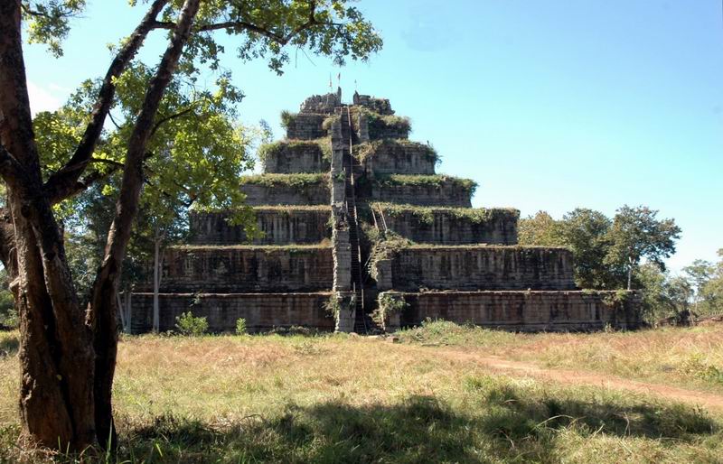 קמבודיה - מקדש הפירמידה של קוקר