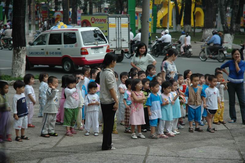 וייטנאם - ילדי הגן חוצים ת'כביש