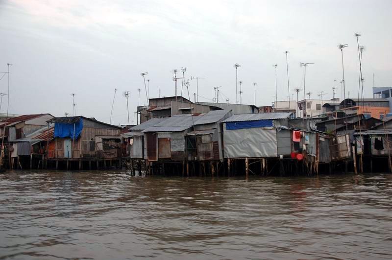 וייטנאם - שכונת הרחבה על הנהר