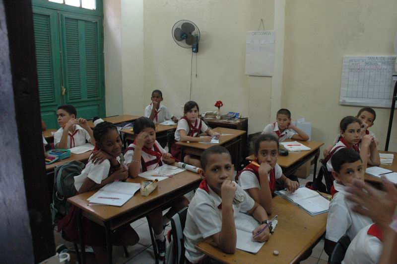 קובה - תלמידים בתלבושת אחידה
