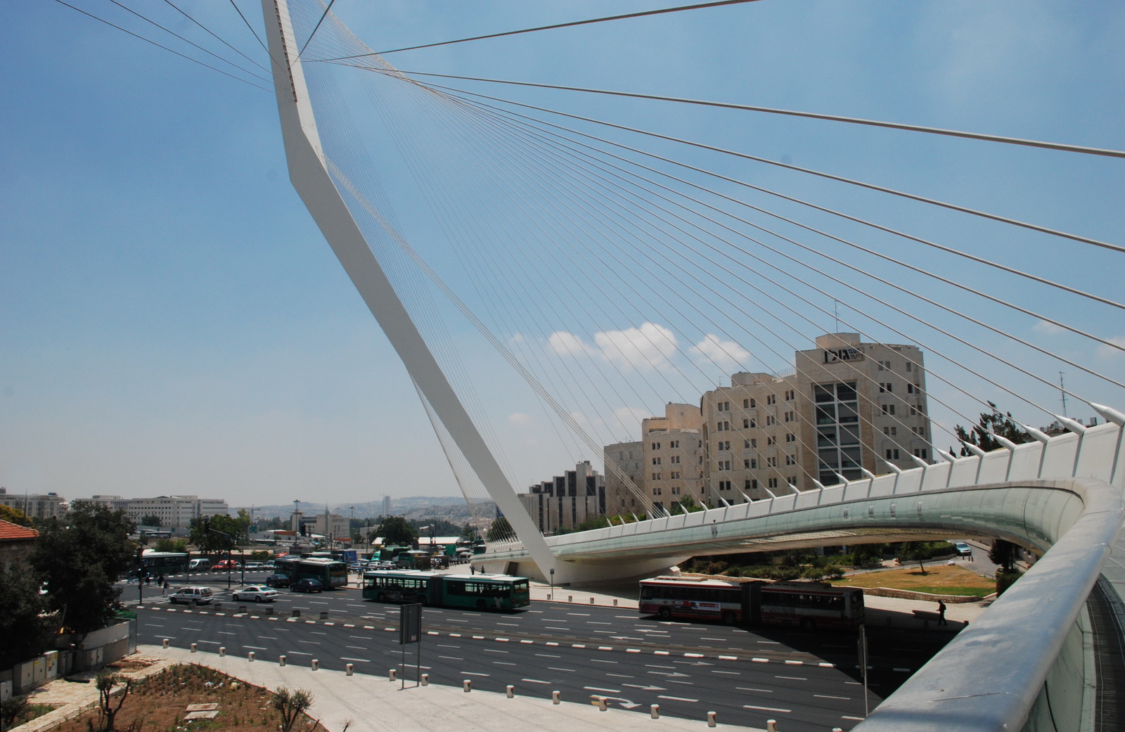 גשר המיתרים בכניסה לעיר