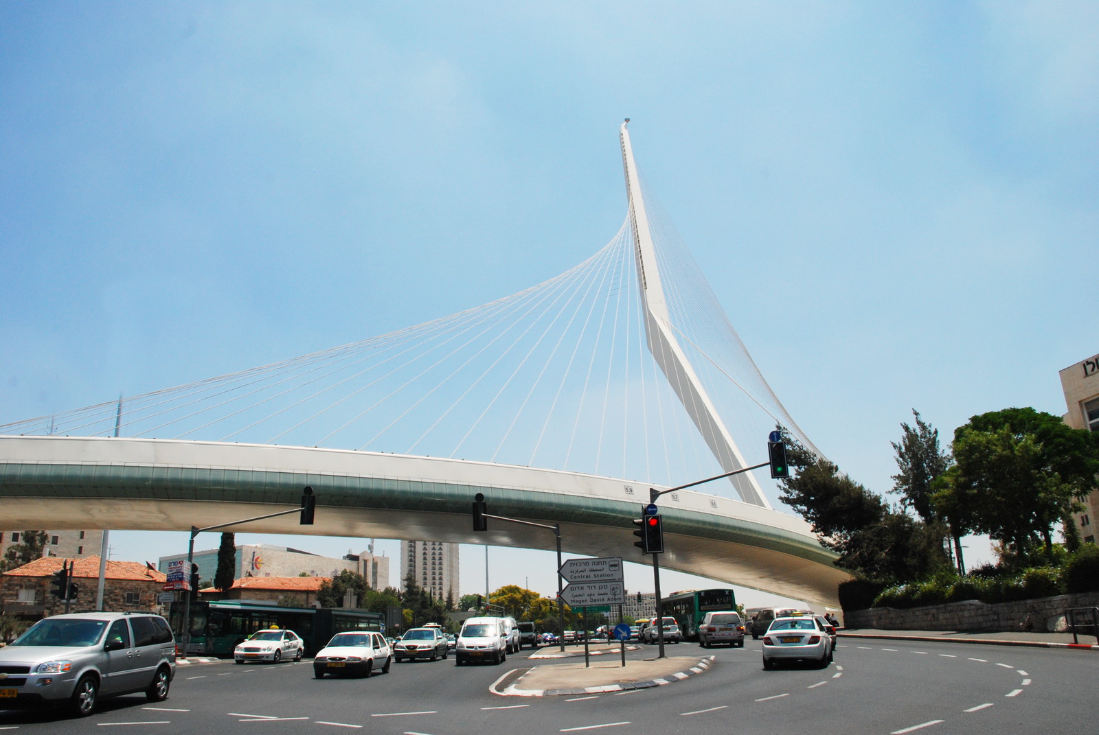 גשר המיתרים בכניסה לעיר
