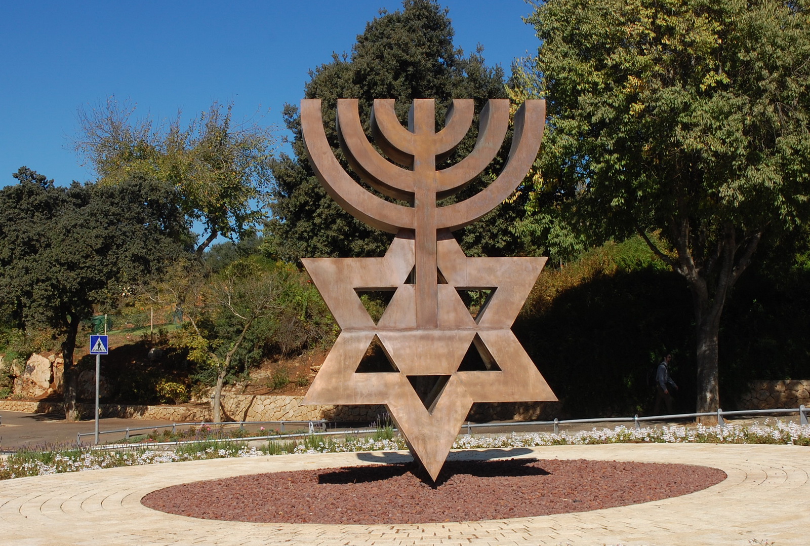 פסל ליד הכנסת