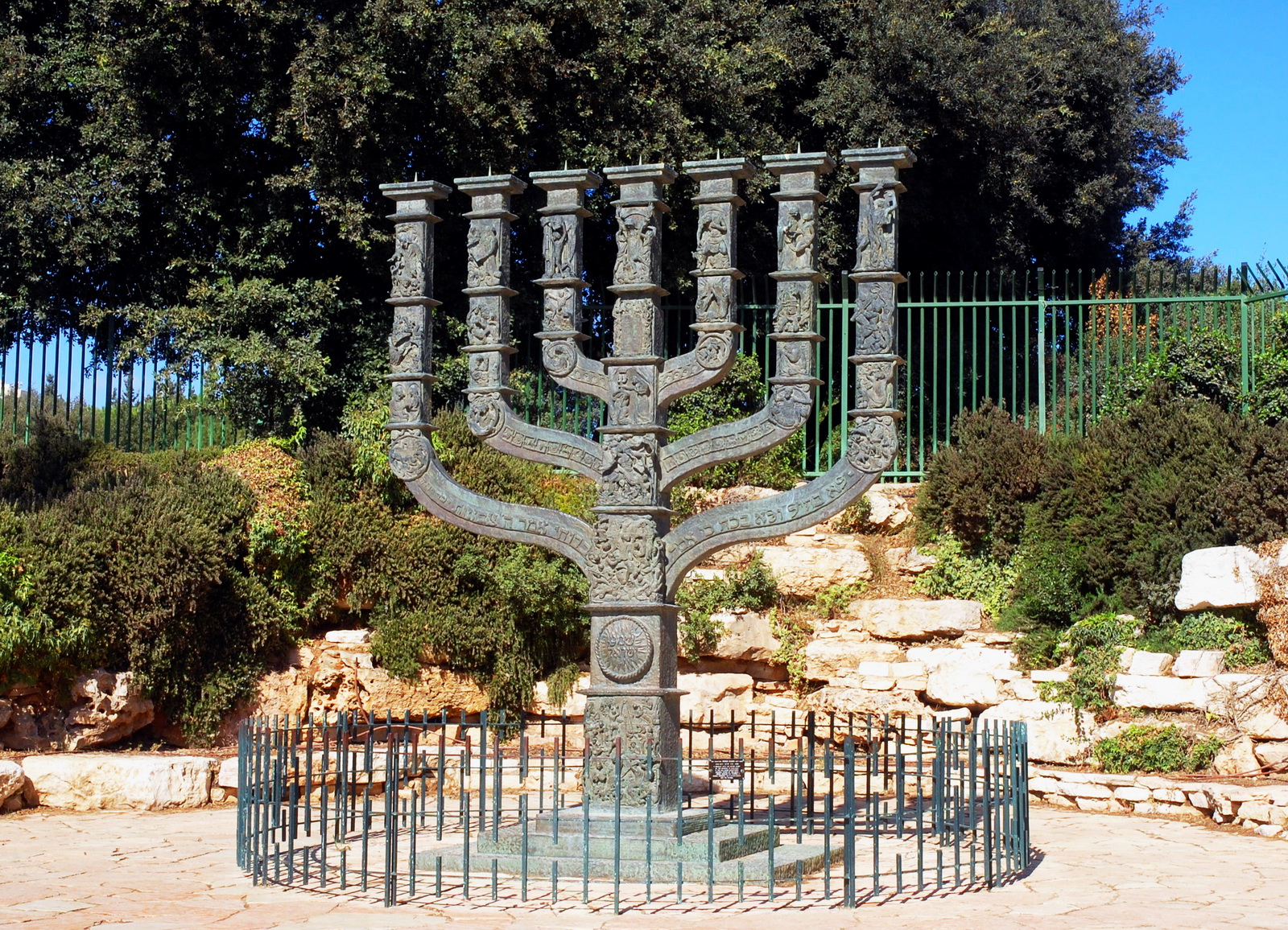 פסל המנורה מול הכנסת