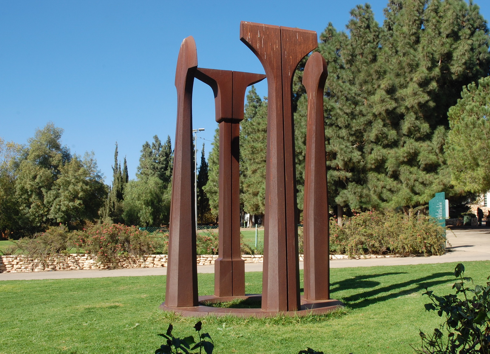 פסל בגן הורדים - מול הכנסת