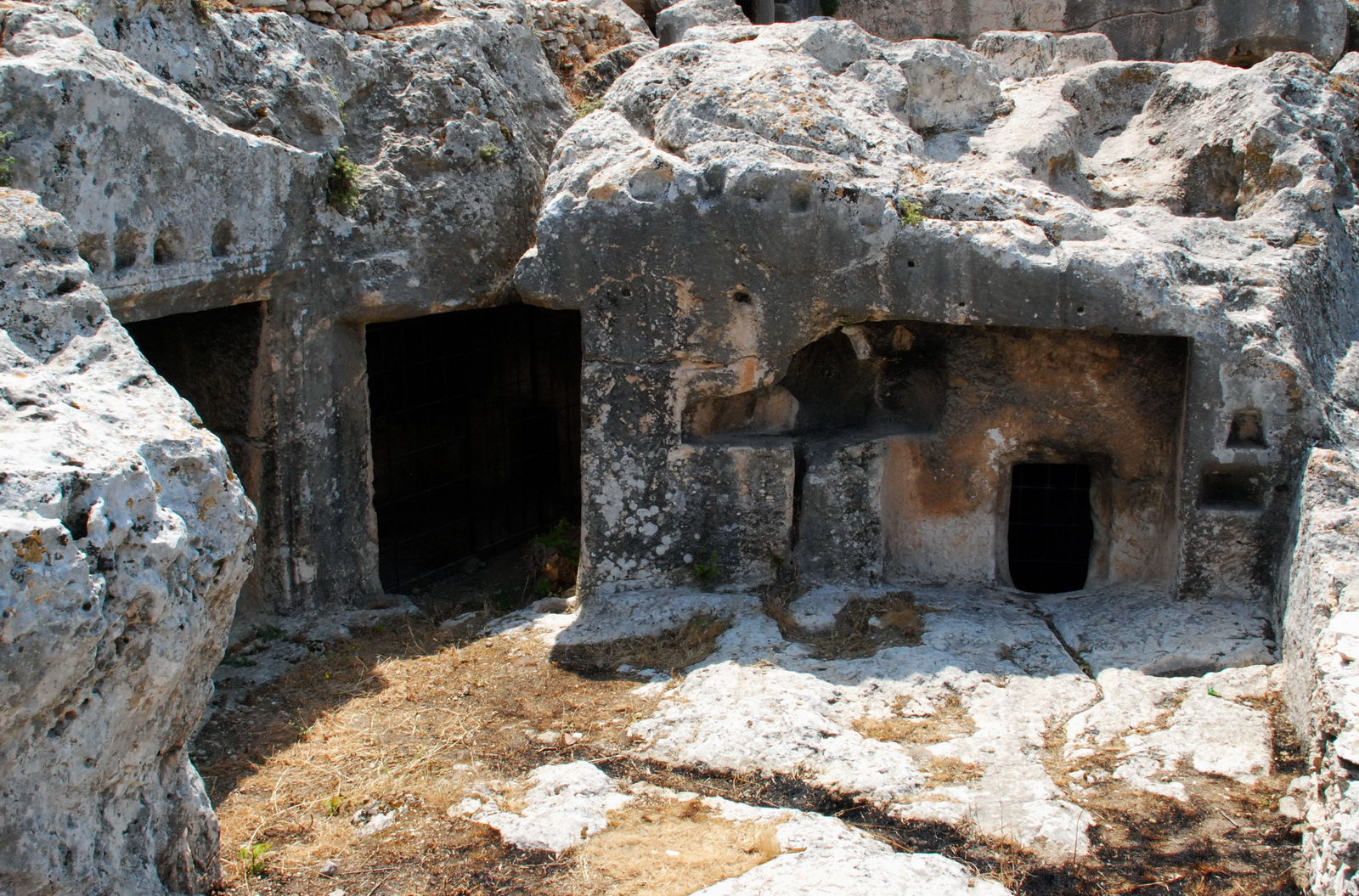 גיא בן הינום - מערות קברים חצובות בסלע