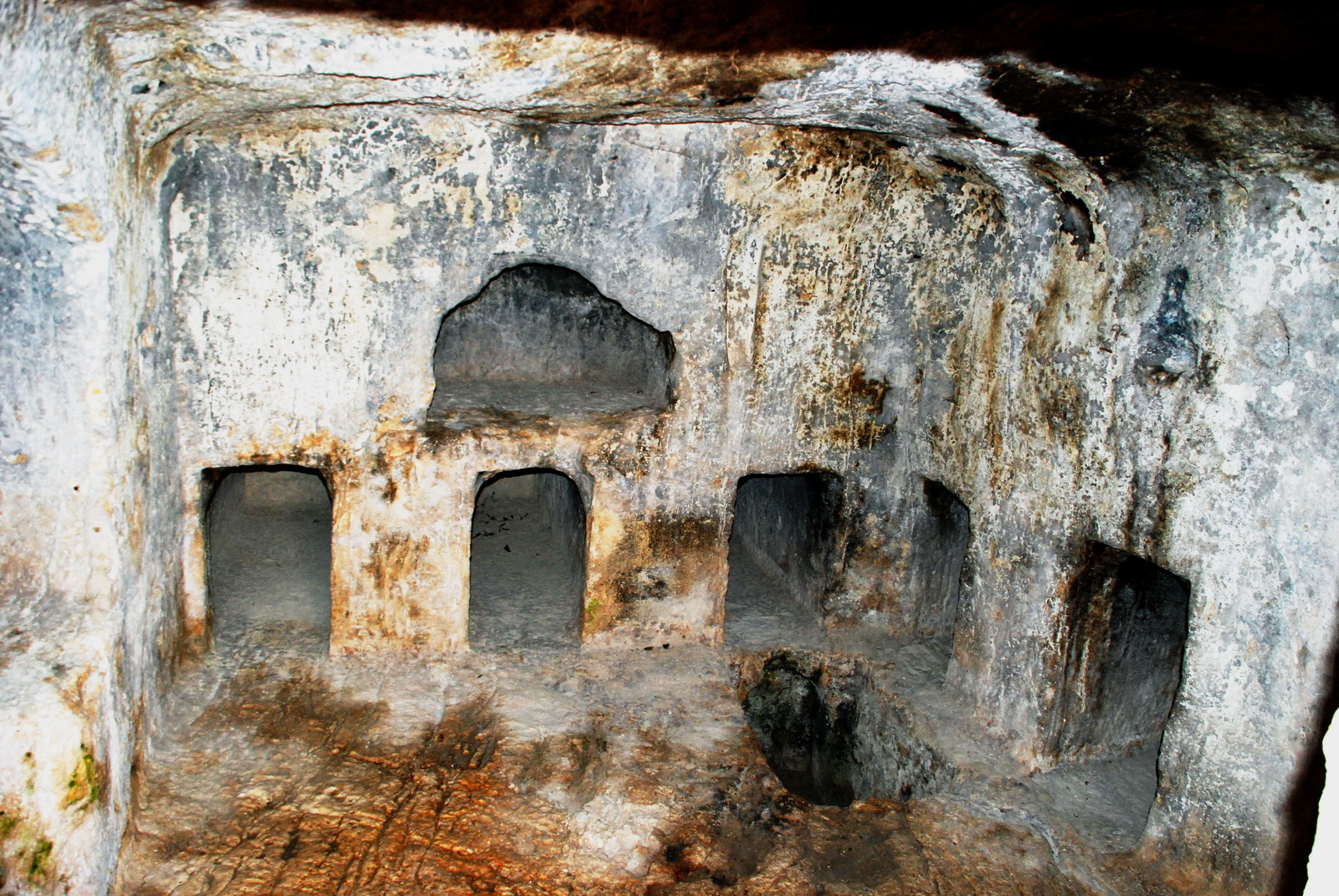 מנזר אונופוריוס - כוכי קבורה במערת המרתף