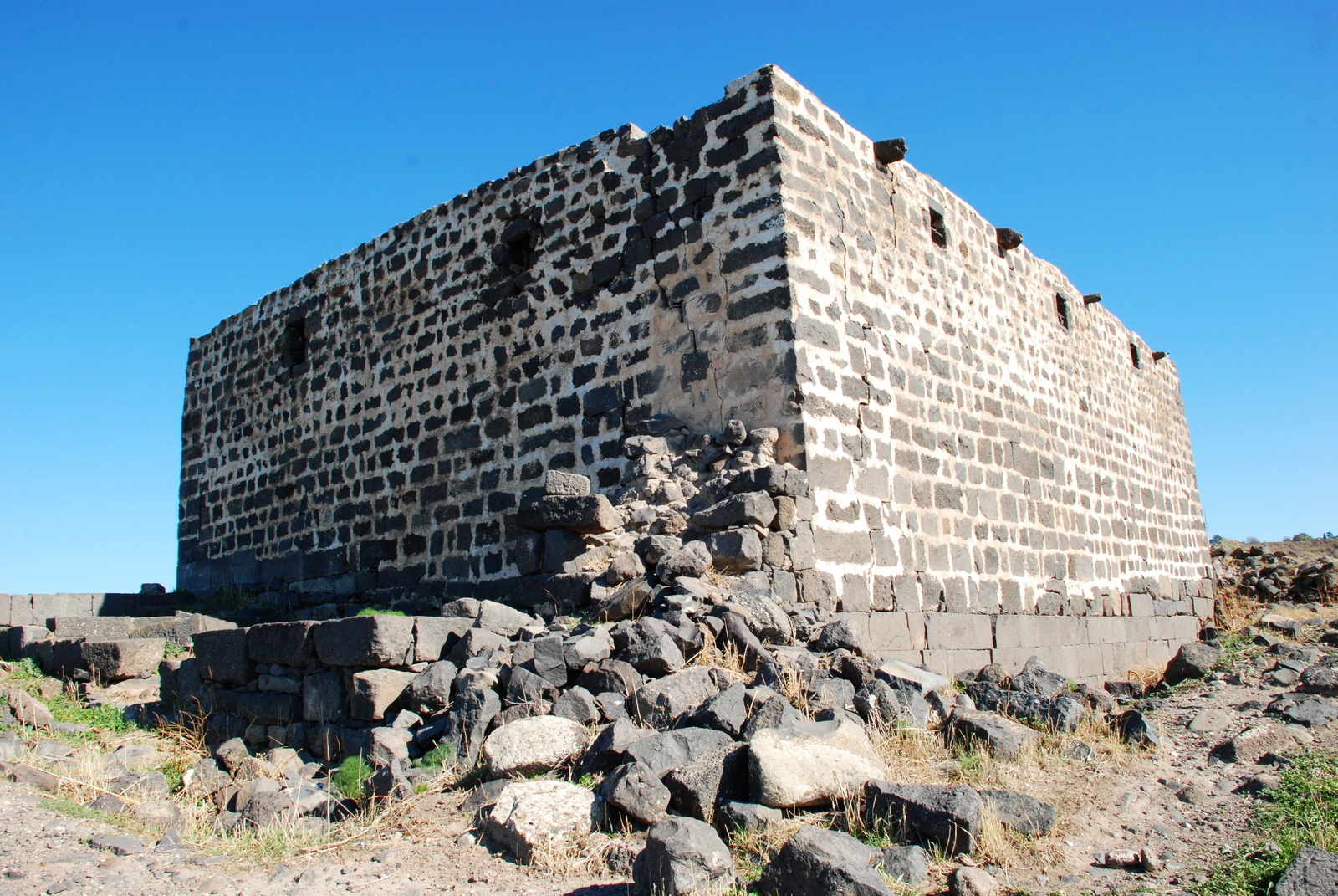 גולן - מבנה בית הכנסת כנף - נדבכי המבנה התחתונים הם שרידי ביהכ'נ