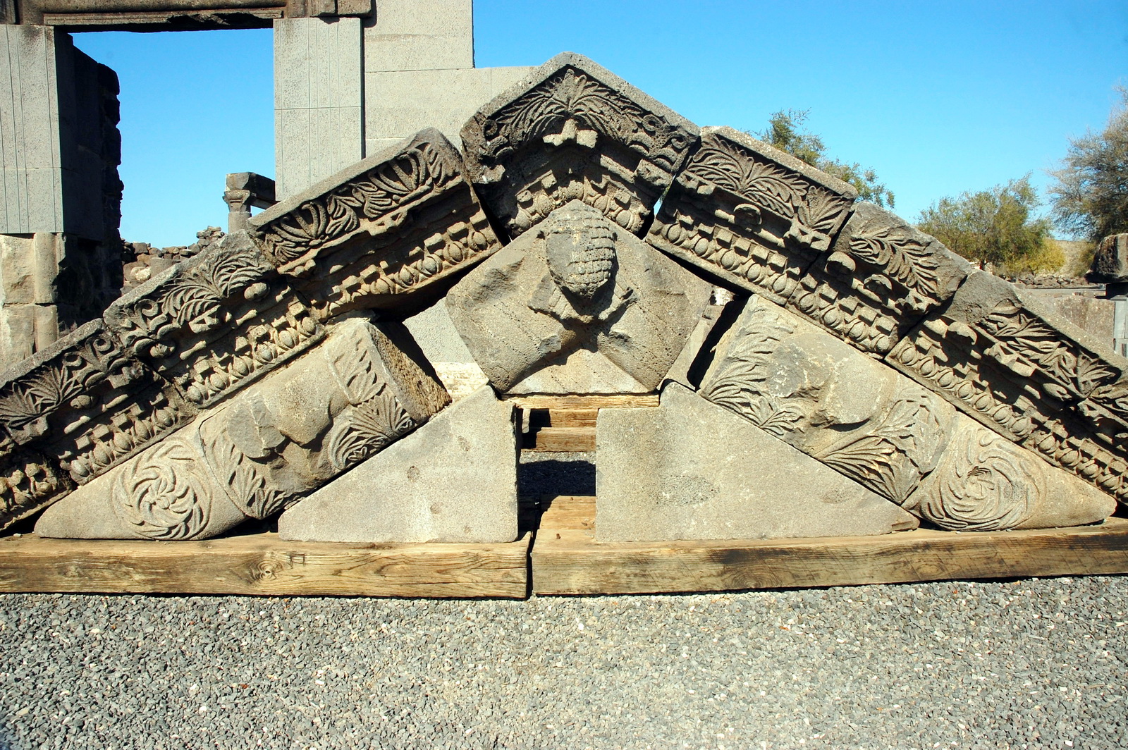 כורזים - שרידי כרכוב מעוטר בחזית בית הכנסת