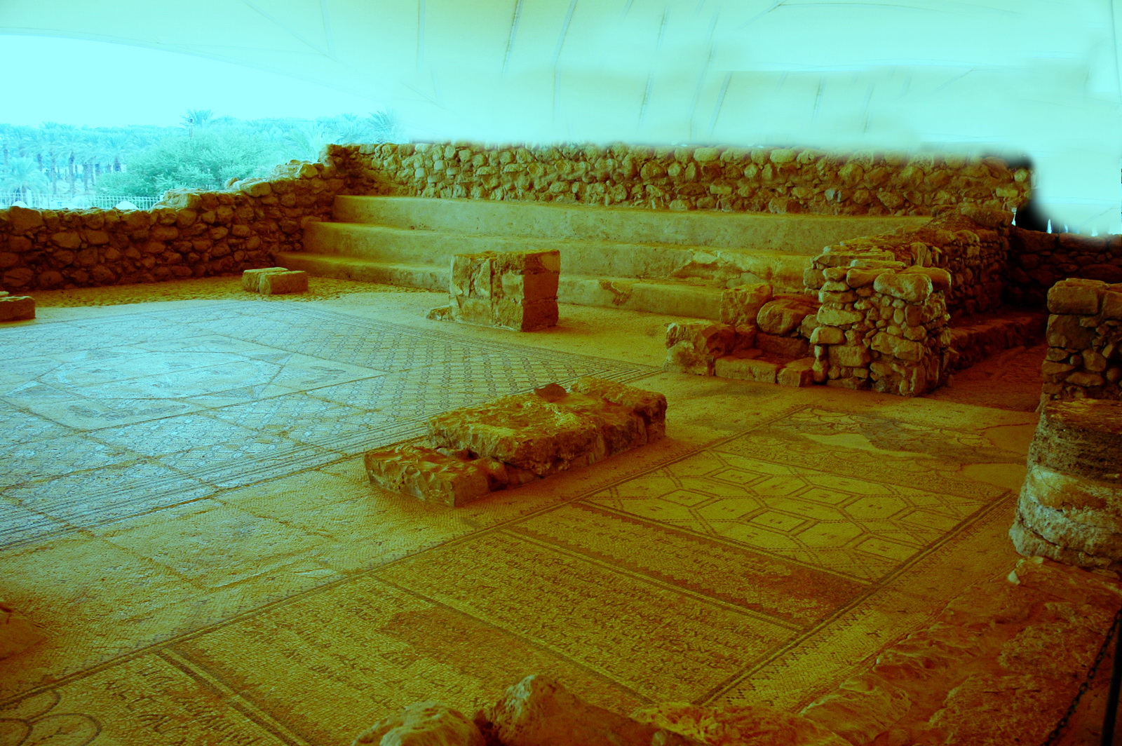 בית הכנסת בעין גדי - פסיפס הרצפה - כתובות ועיטורים