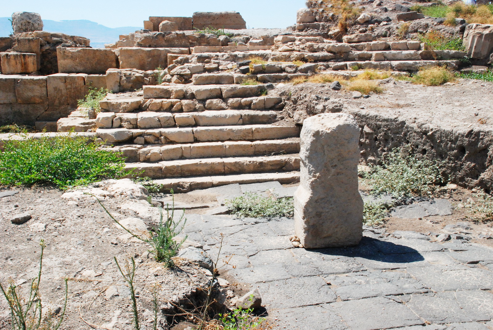 גולן -  חיר' עומרית - שרידי מקדש באזור כפר סולד - גרם המדרגות במבט ממזרח
