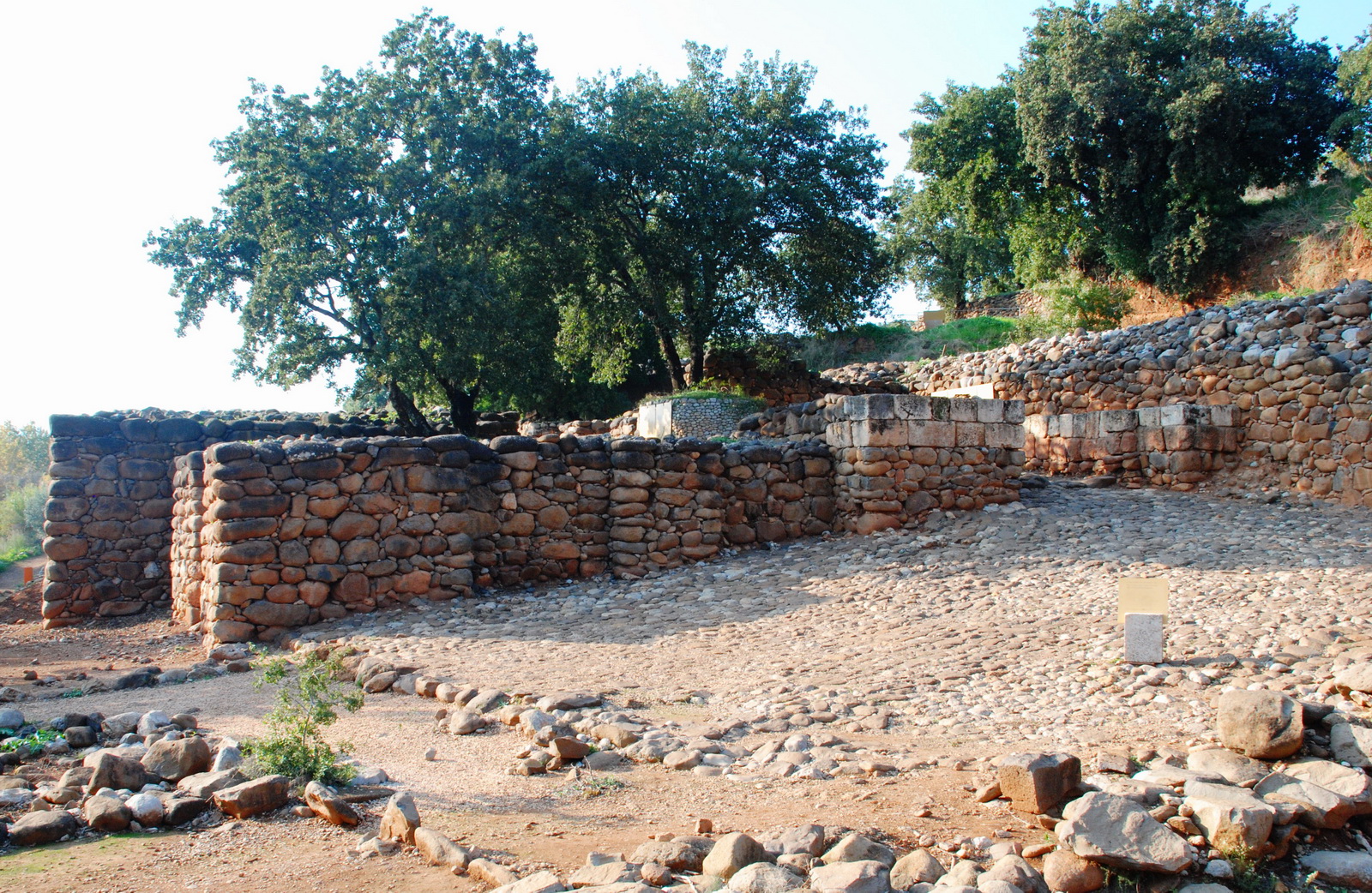 דן - חומת העיר מימי ירבעם (כ 900 לפנה'ס) ומשטח הגישה לשער העיר
