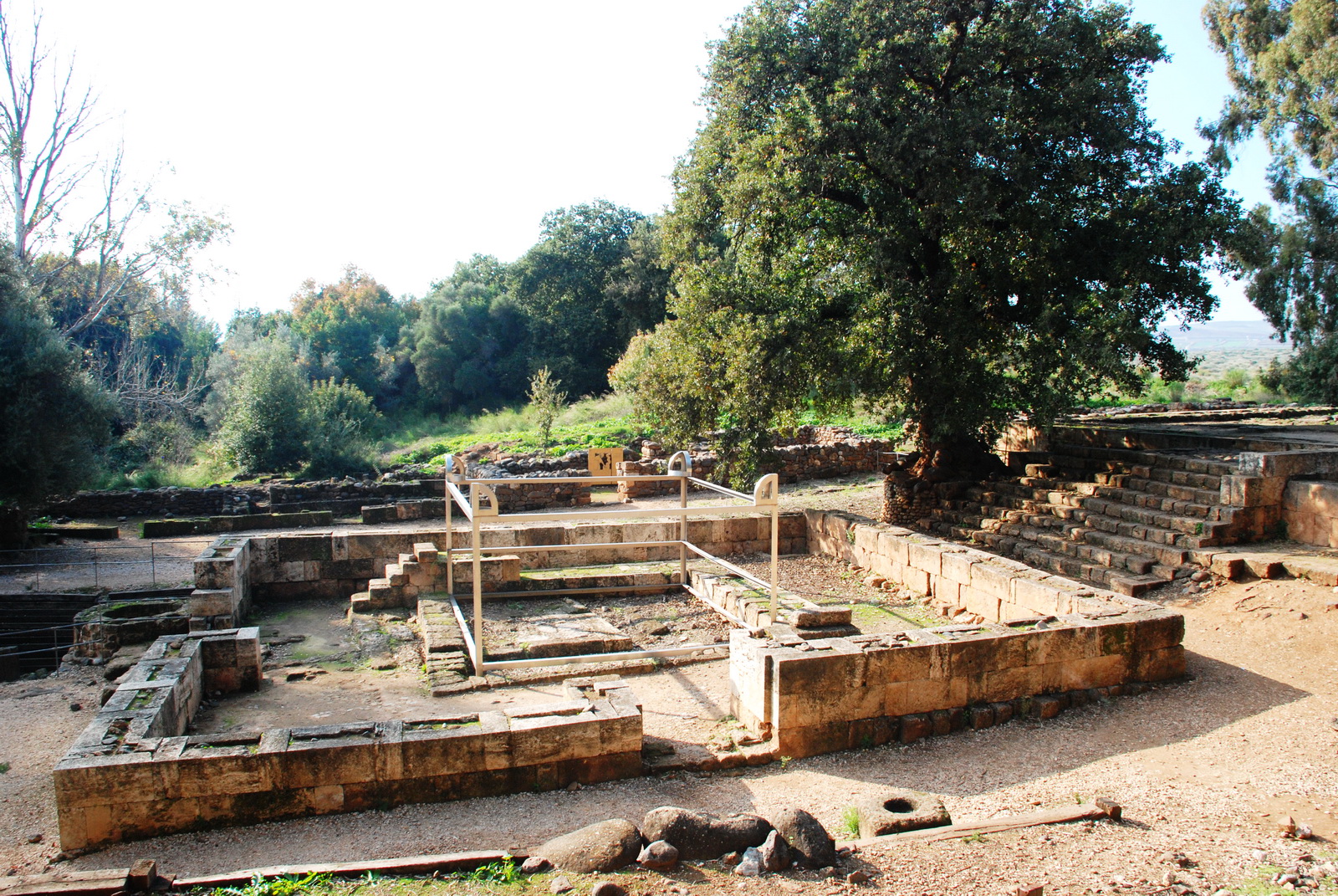 דן - אתר הפולחן (פולחן העגלים) שהקים ירבעם (כ 900 לפני הספירה) בדן