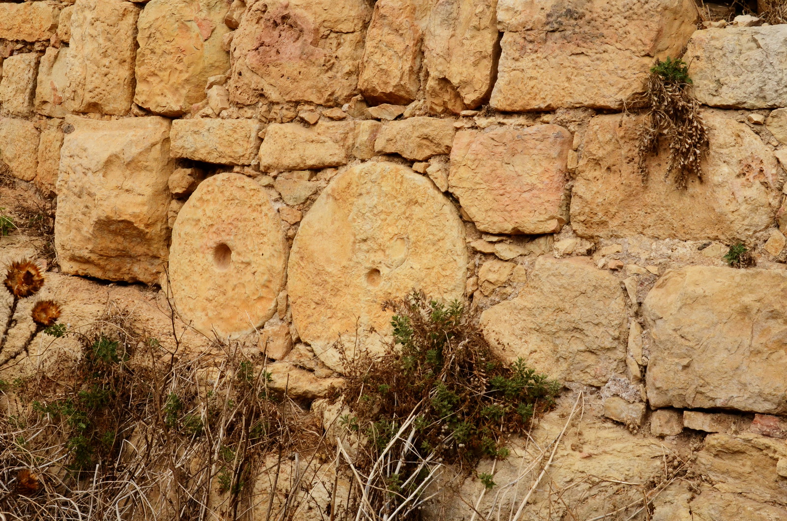 מצודת הונין - אבני ריחיים משולבות בקיר המבנה