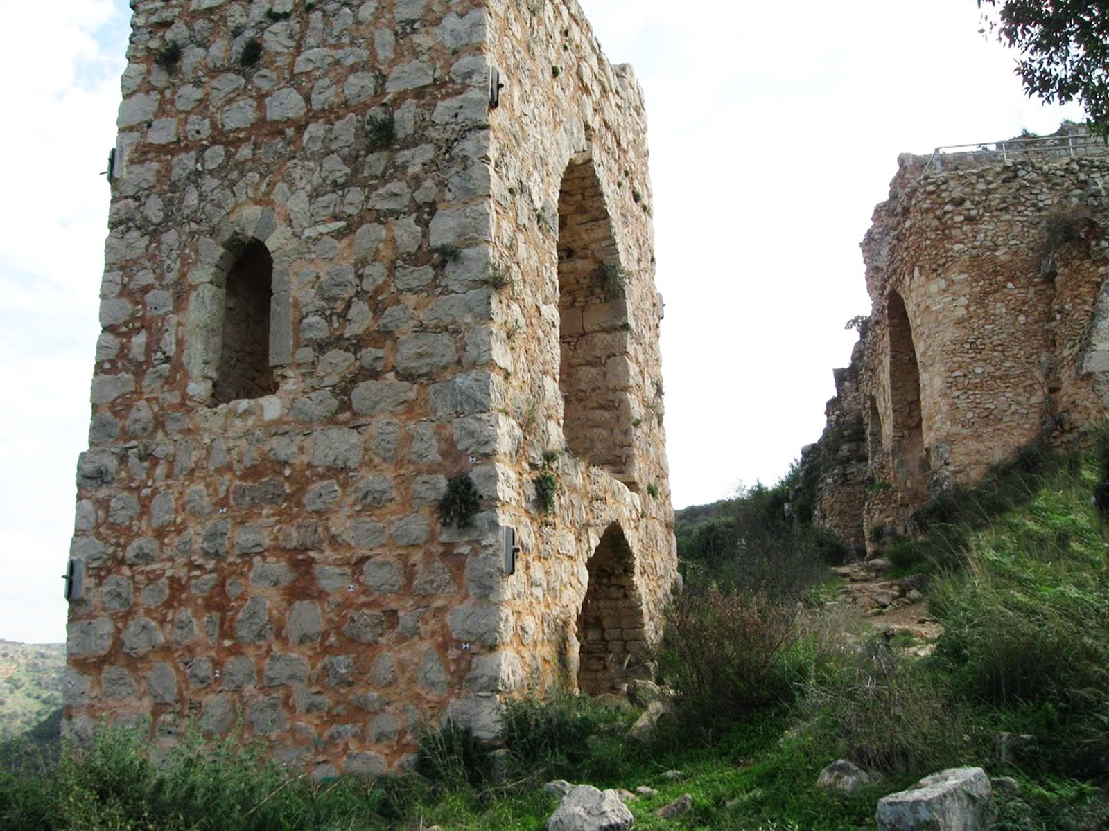 מבצר מונפורט - במרומי המבצר - שרידי מגדל ומבנים