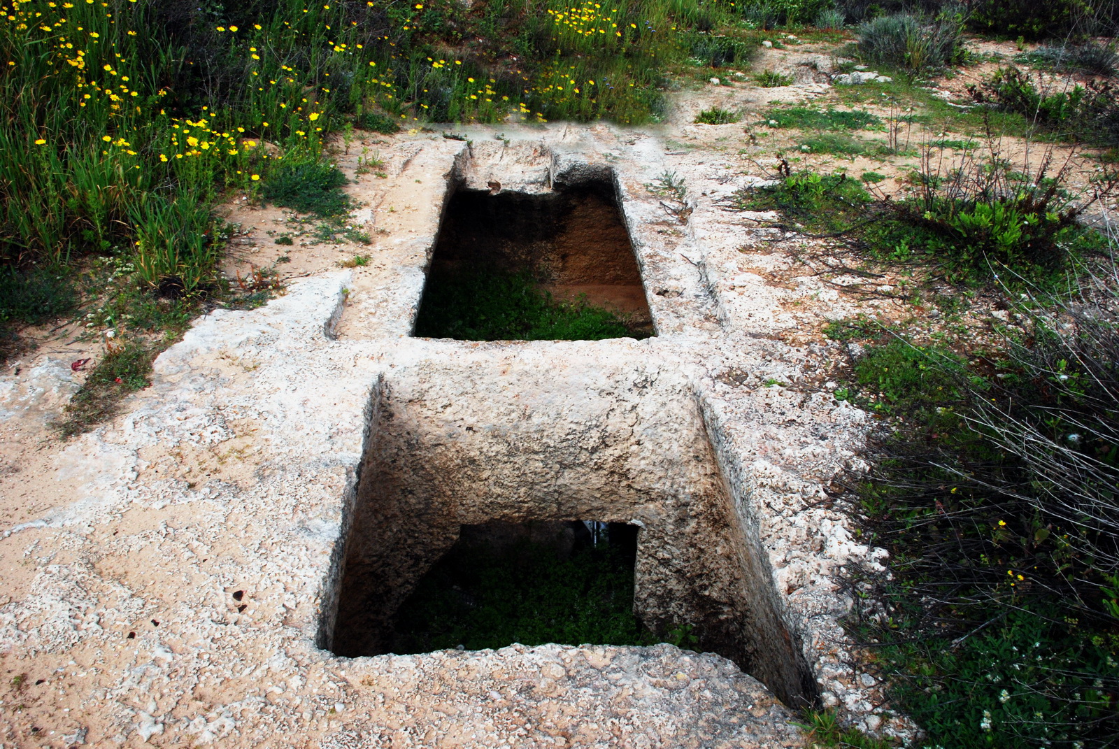 אכזיב - קבר פיניקי אופייני חצוב בסלע הכורכר, ובנוי מתא כניסה, וממנו פתח לתא הקבורה שהיה מקורה