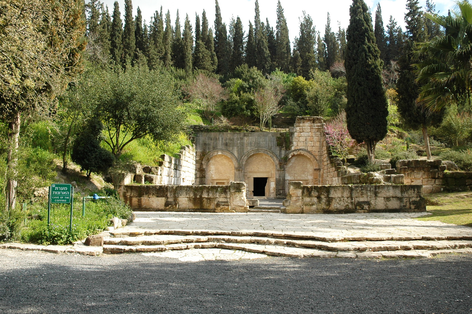גליל תחתון - בית שערים - עיר המתים (נקרופוליס)  על מערות הקבורה שבה