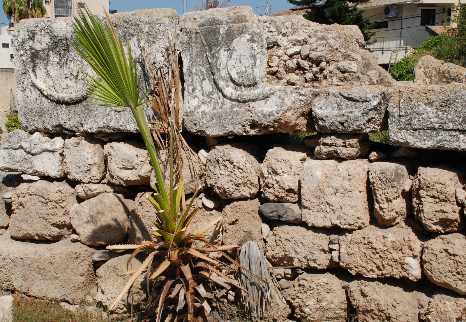 אל-פול - סרקופגים בקיר מבנה המיצדית