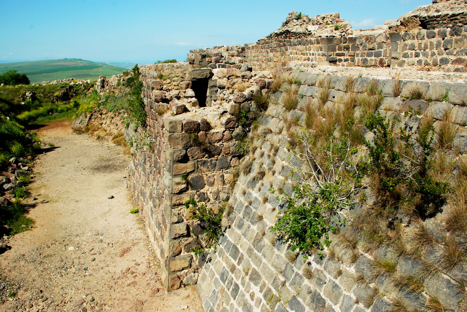 כוכב הירדן - חומות וחפיר למרגלותיהן