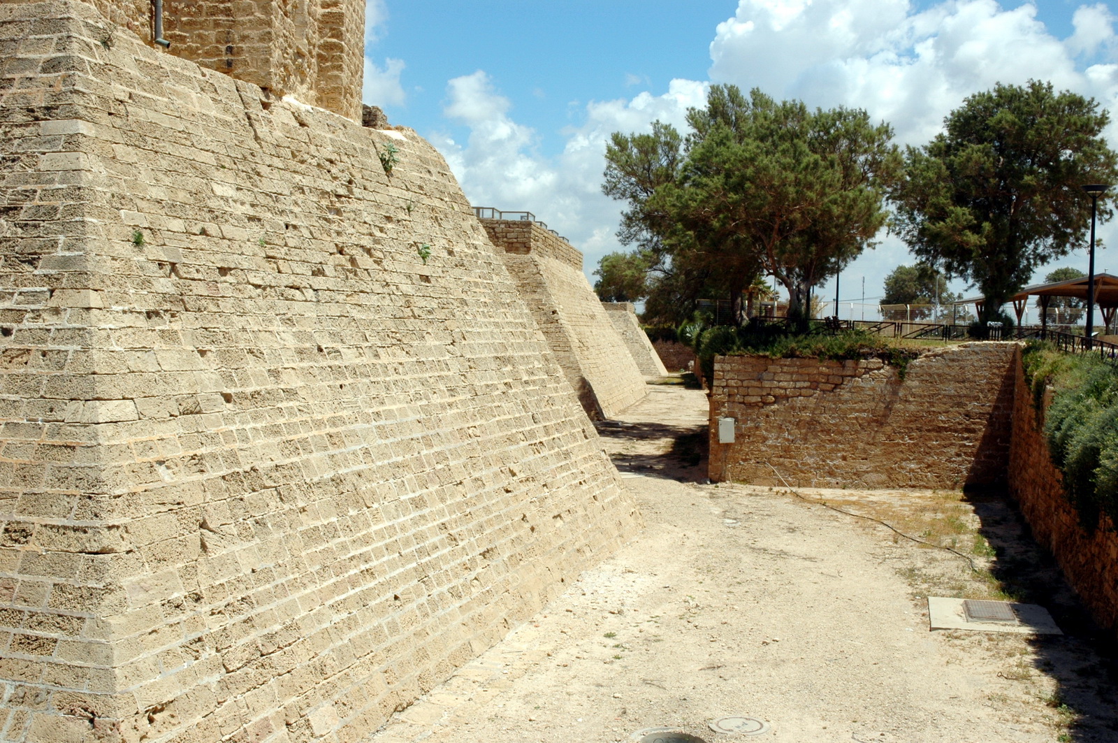 קיסריה העתיקה - המתחם הצלבני - חומות וחפירים