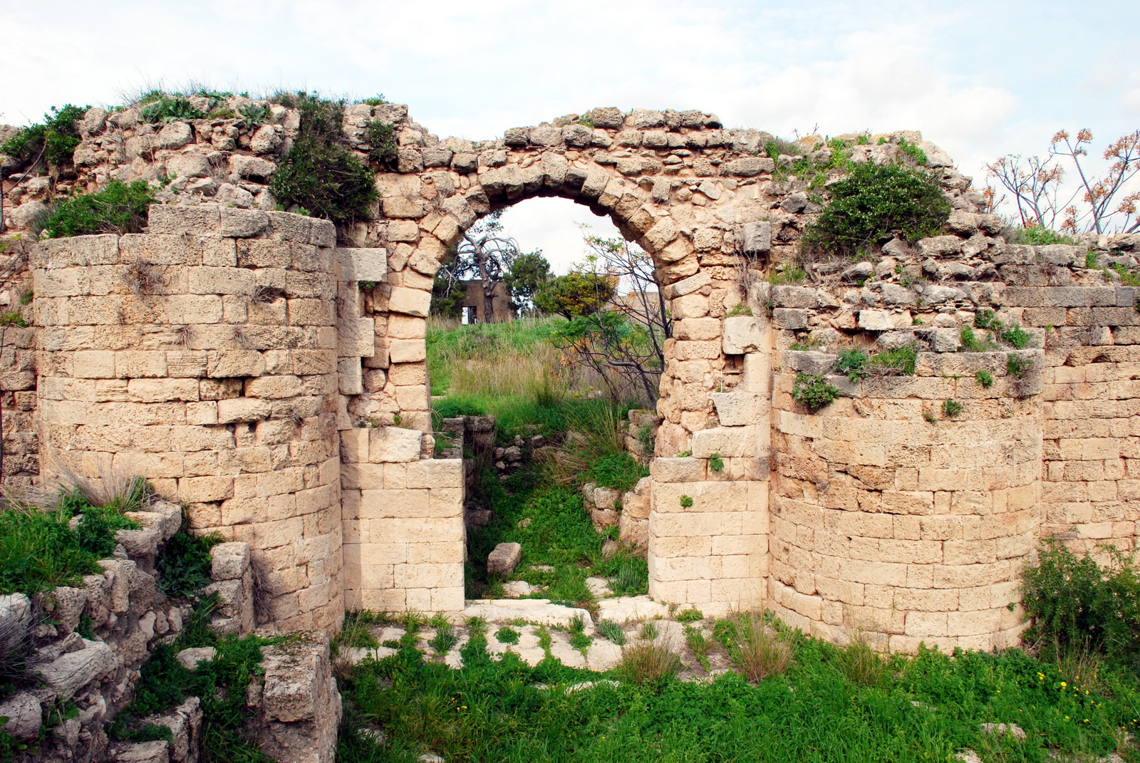 מבצר הבונים - השער הראשי למתחם