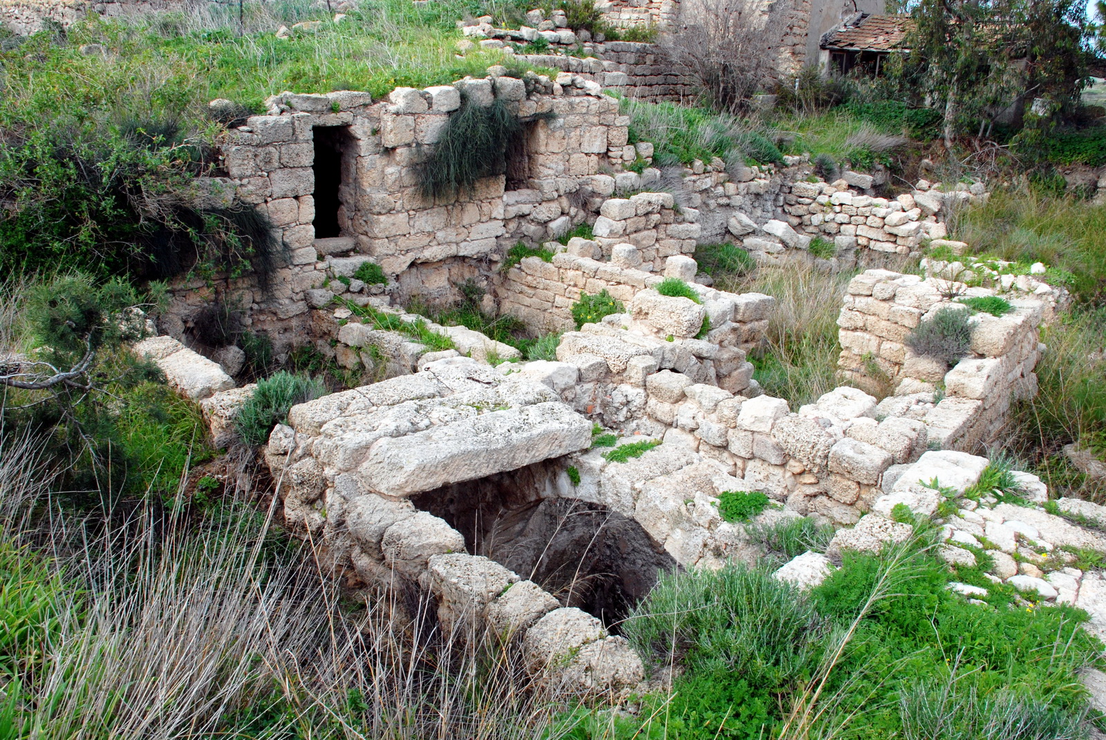 מבצר הבונים - שרידי המבנים שבתוך המתחם