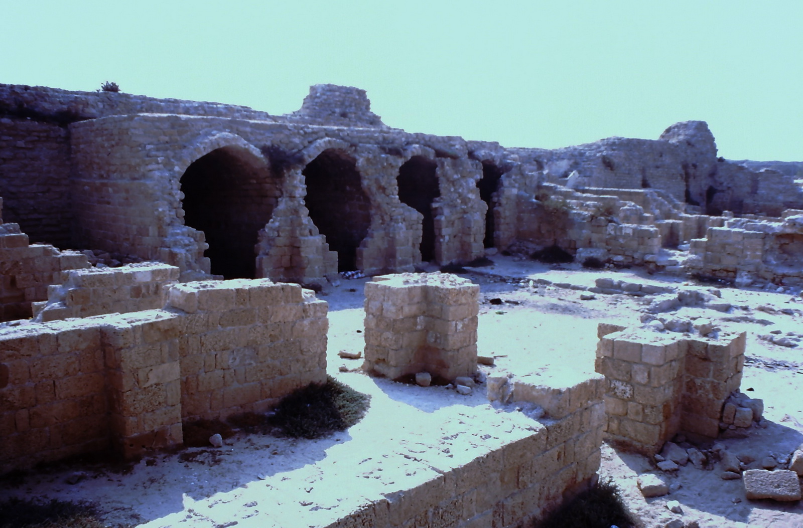 אשדוד ים - עיר נמל בת אלפי שנים, השרידים כיום הינם ערביים מהמאות 8 - 11 לספ'