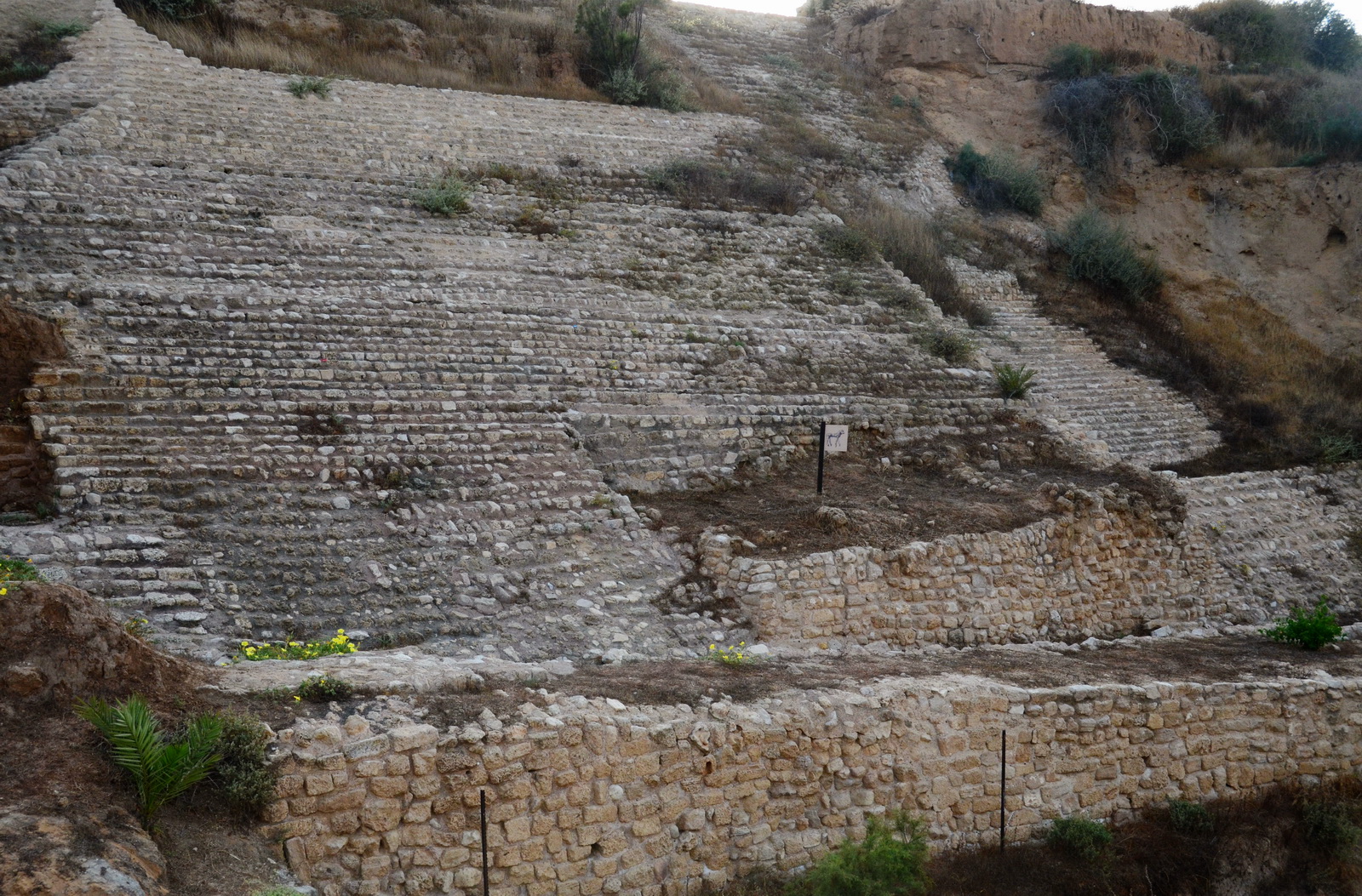 אשקלון - חלקלקת החומה באזור שער העיר הכנעני, מלפני כ 4000 שנה