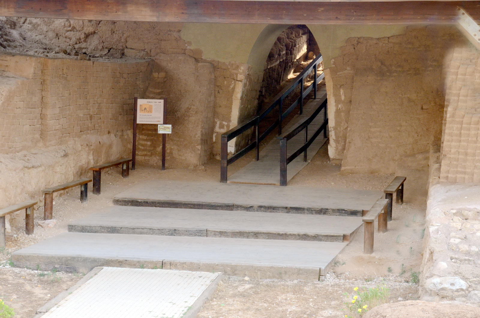 אשקלון - שער העיר הכנעני המשוחזר, והכניסה אליו