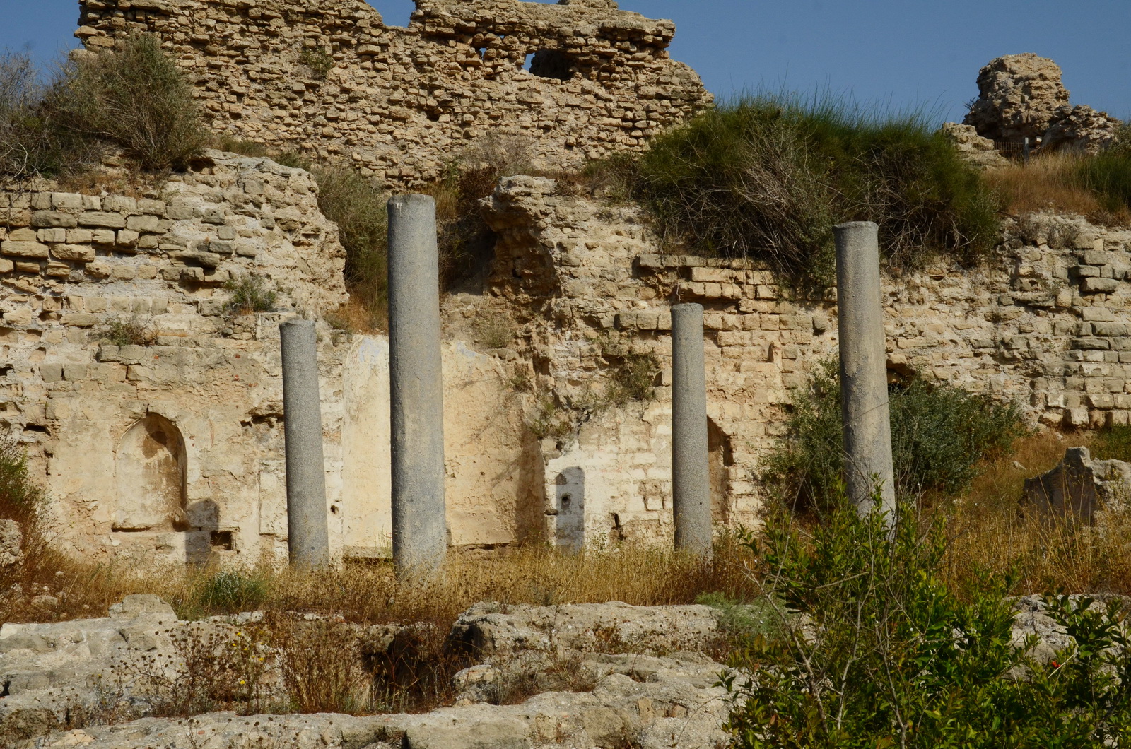 שרידי כנסיית סנטה מרייה הביזנטית למרגלות החומה הערבית