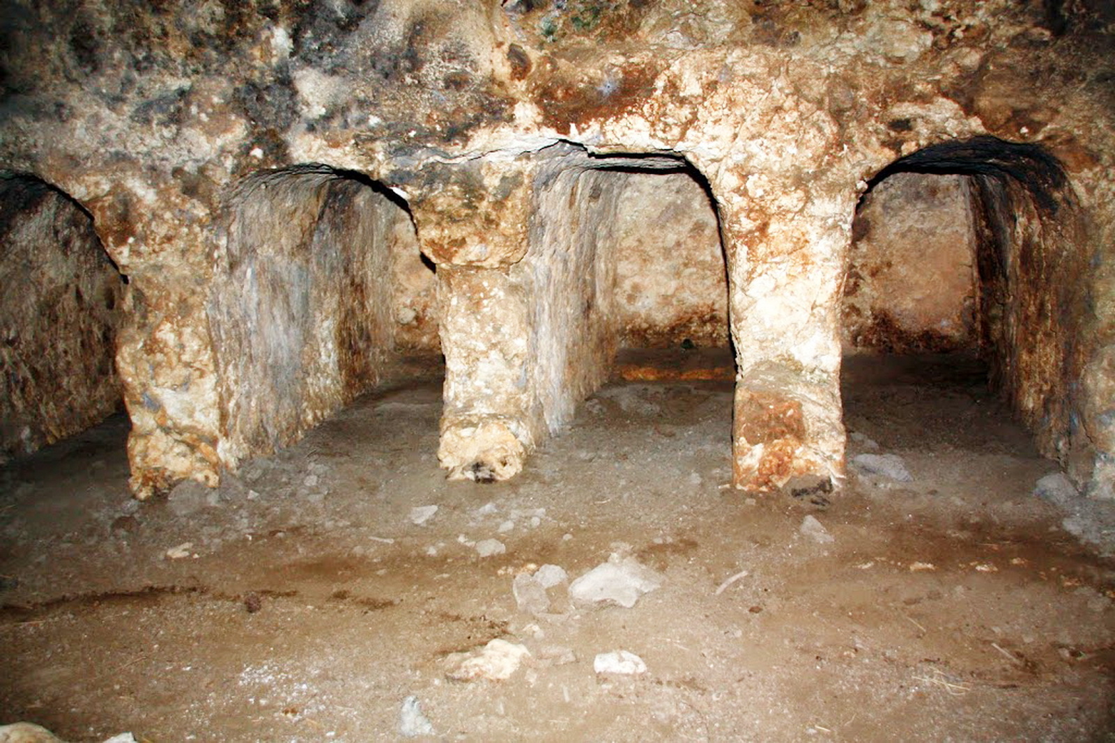 אליקים - פנים אחת ממערות הקבורה עם כוכי קבורה בהקפה