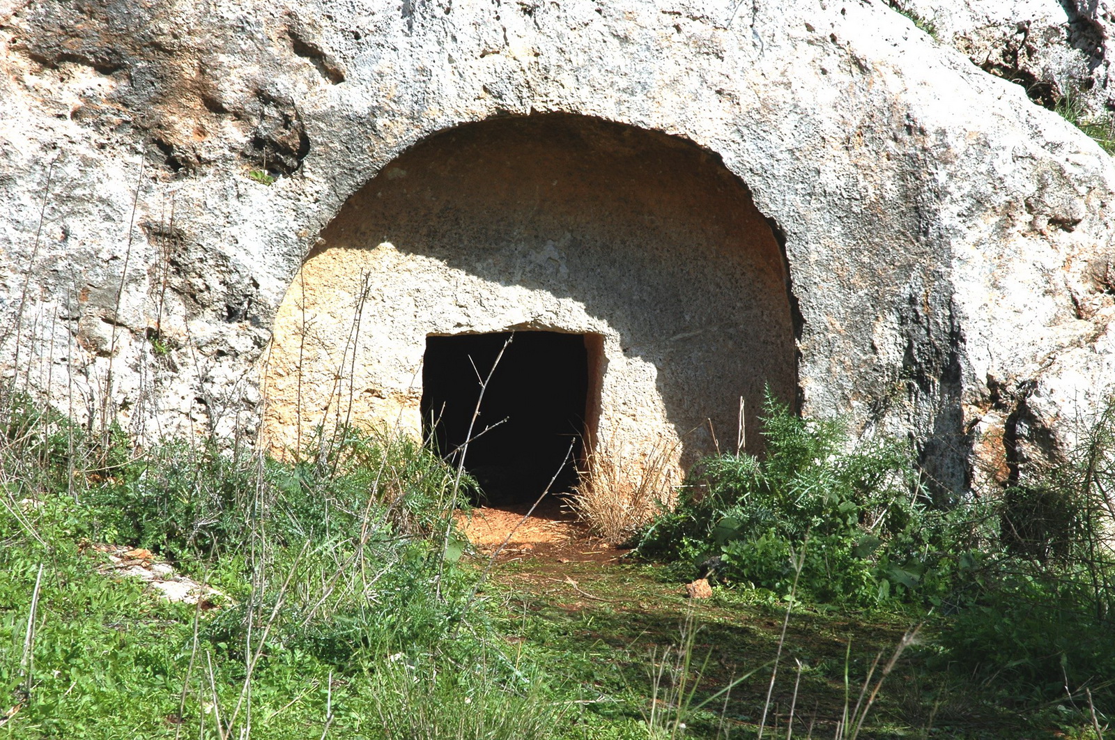 מערות אליקים - אחת מפתחי המערות החצובות בסלע
