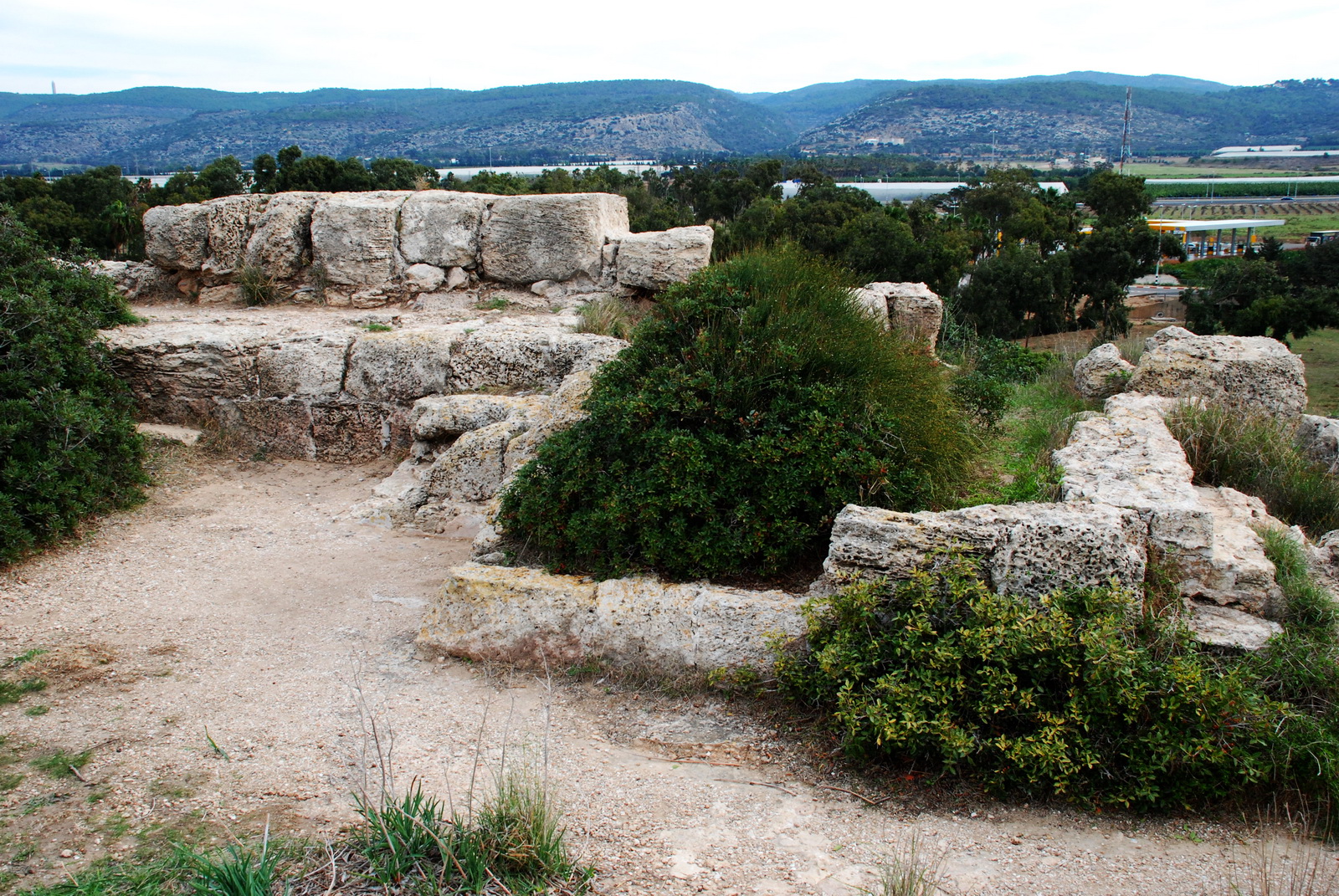 חורבת קרתא - שרידי מבצר צלבני ( מבצר דטרוא) על רכס הכורכר מדרום לעתלית