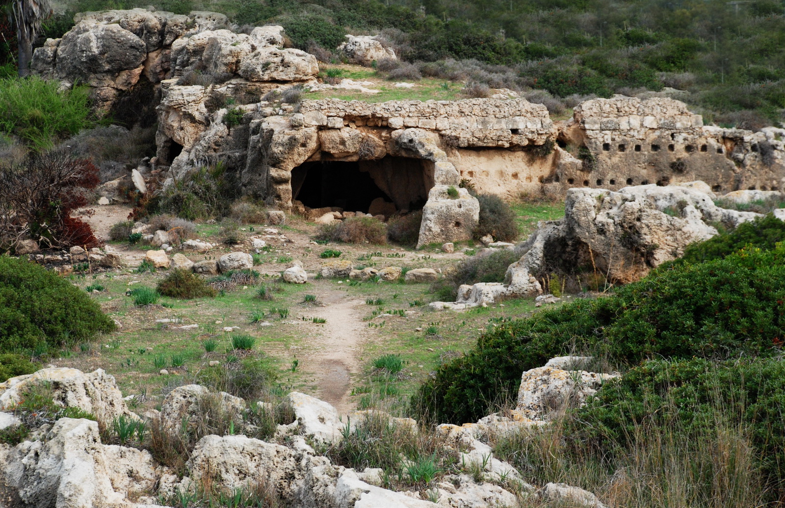 חור' קרתא - אזור האורוות של המבצר הצלבני