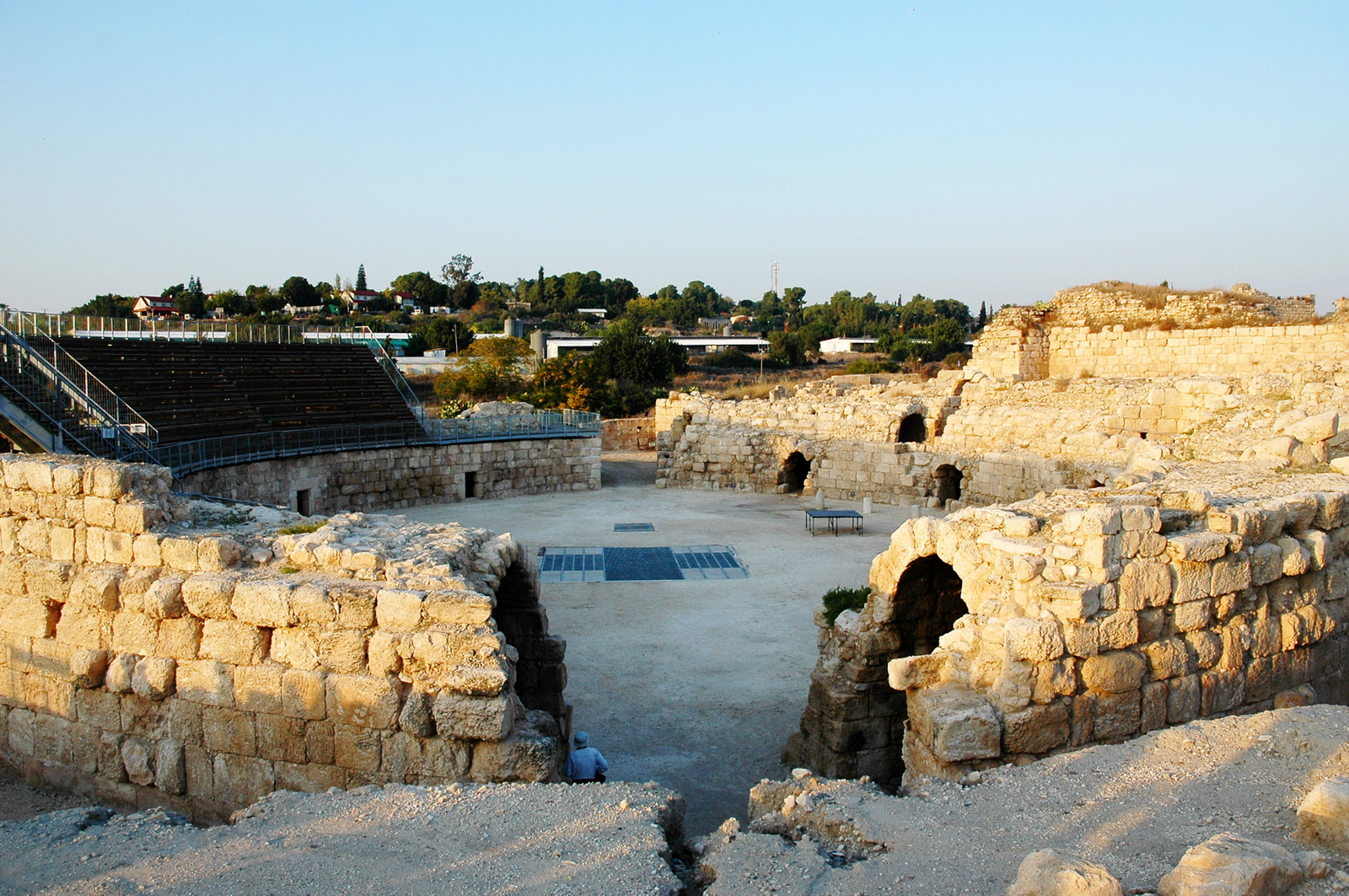 בית גוברין - שרידי אמפיתיאטרון מהתק' הרומית (ברקע - קיבוץ בית גוברין)