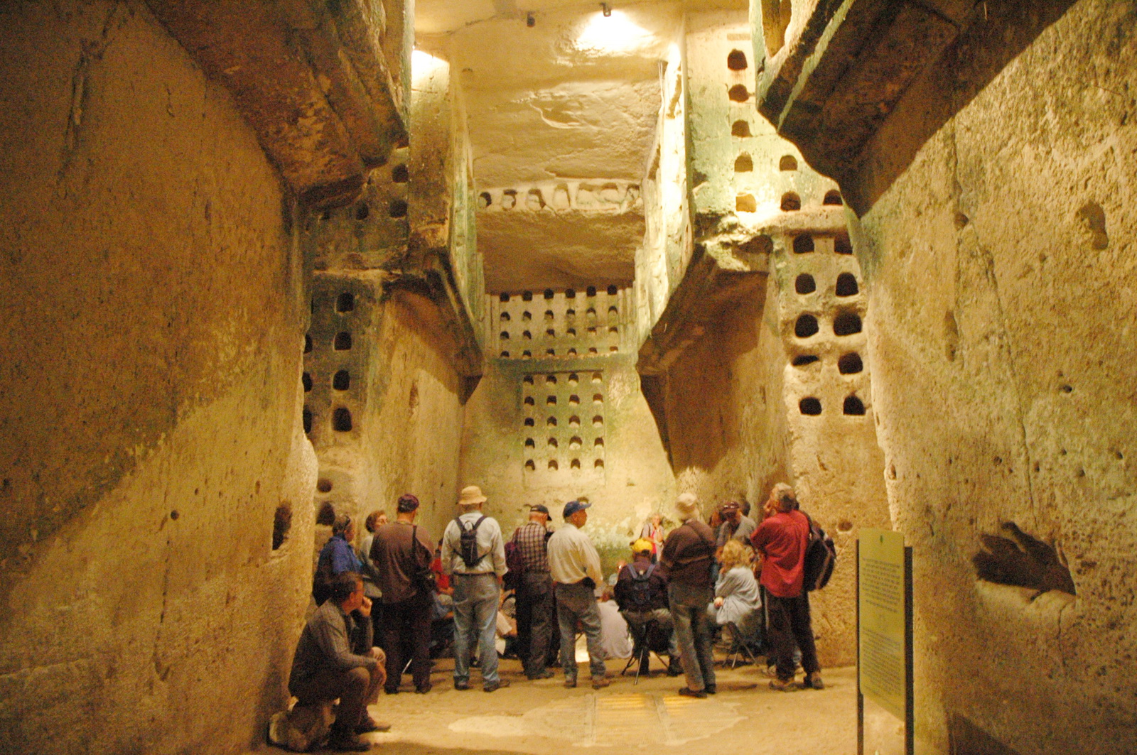 תל מרשה - שרידי עיר תת-קרקעית מהמאות הראשונות לפני הספ' - כאן - מערת הקולומבריום
