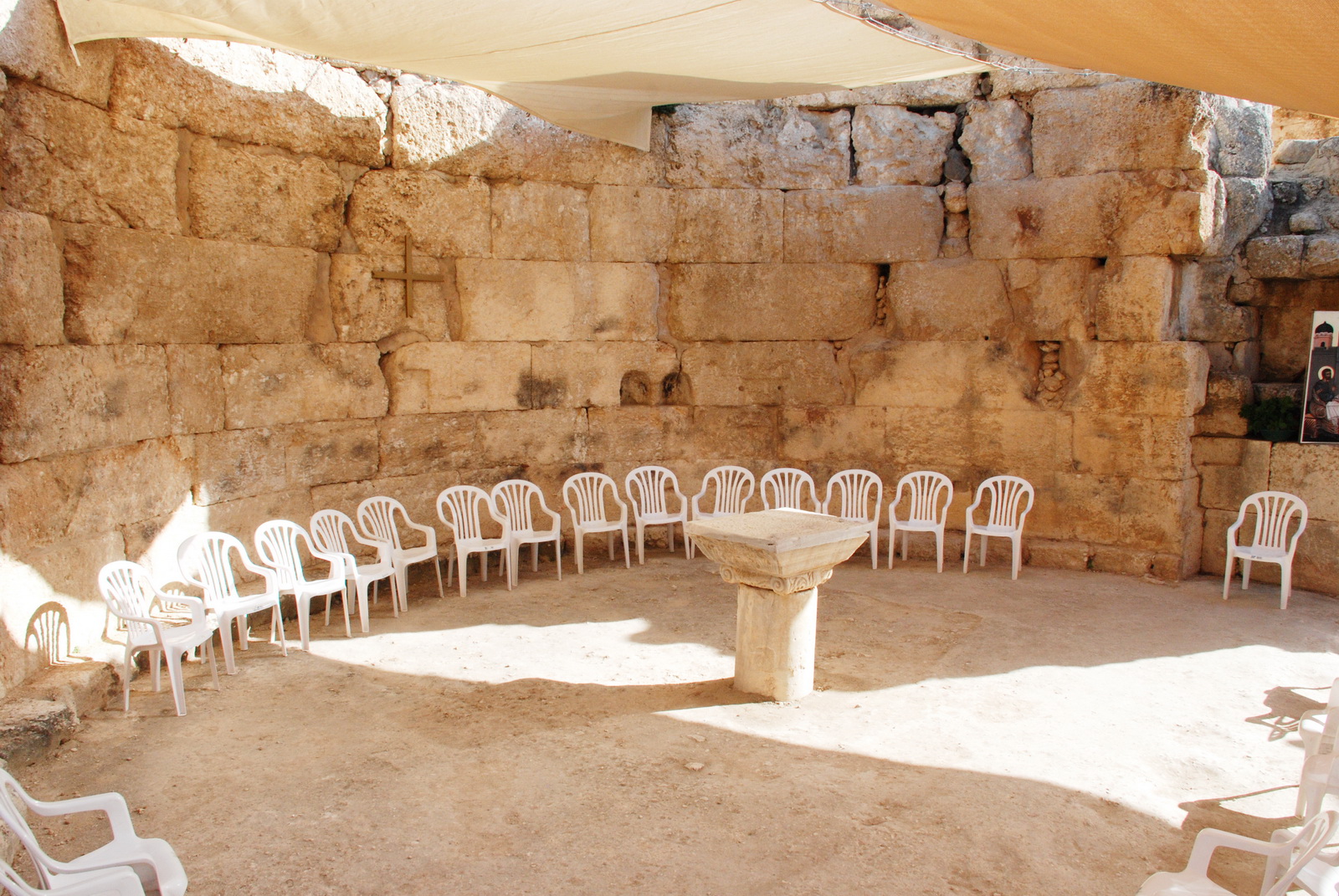 כנסיית אמאוס - האפסיס המרכזי ערוך למיסה