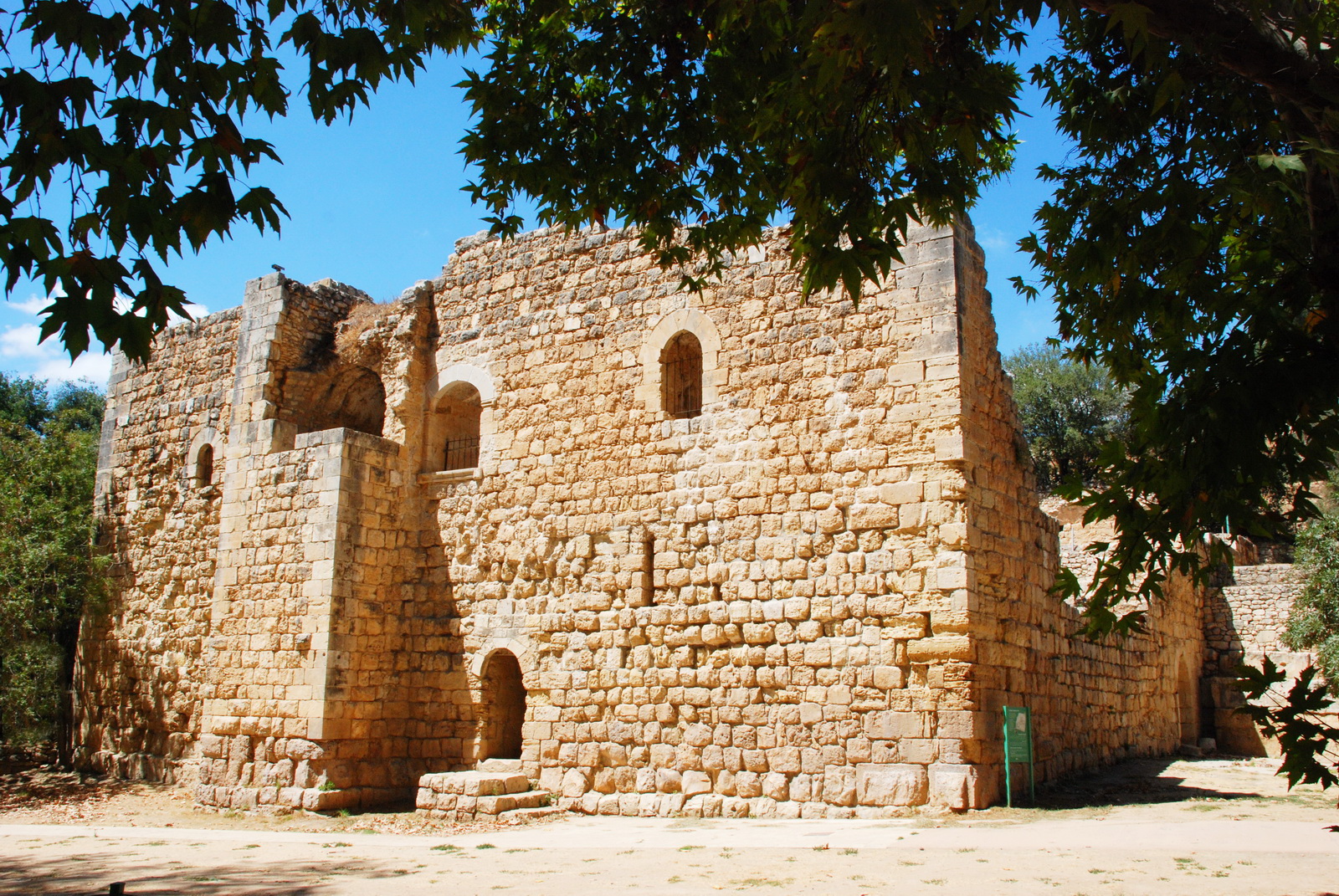 עין חמד - שרידי מבצר צלבני ענק