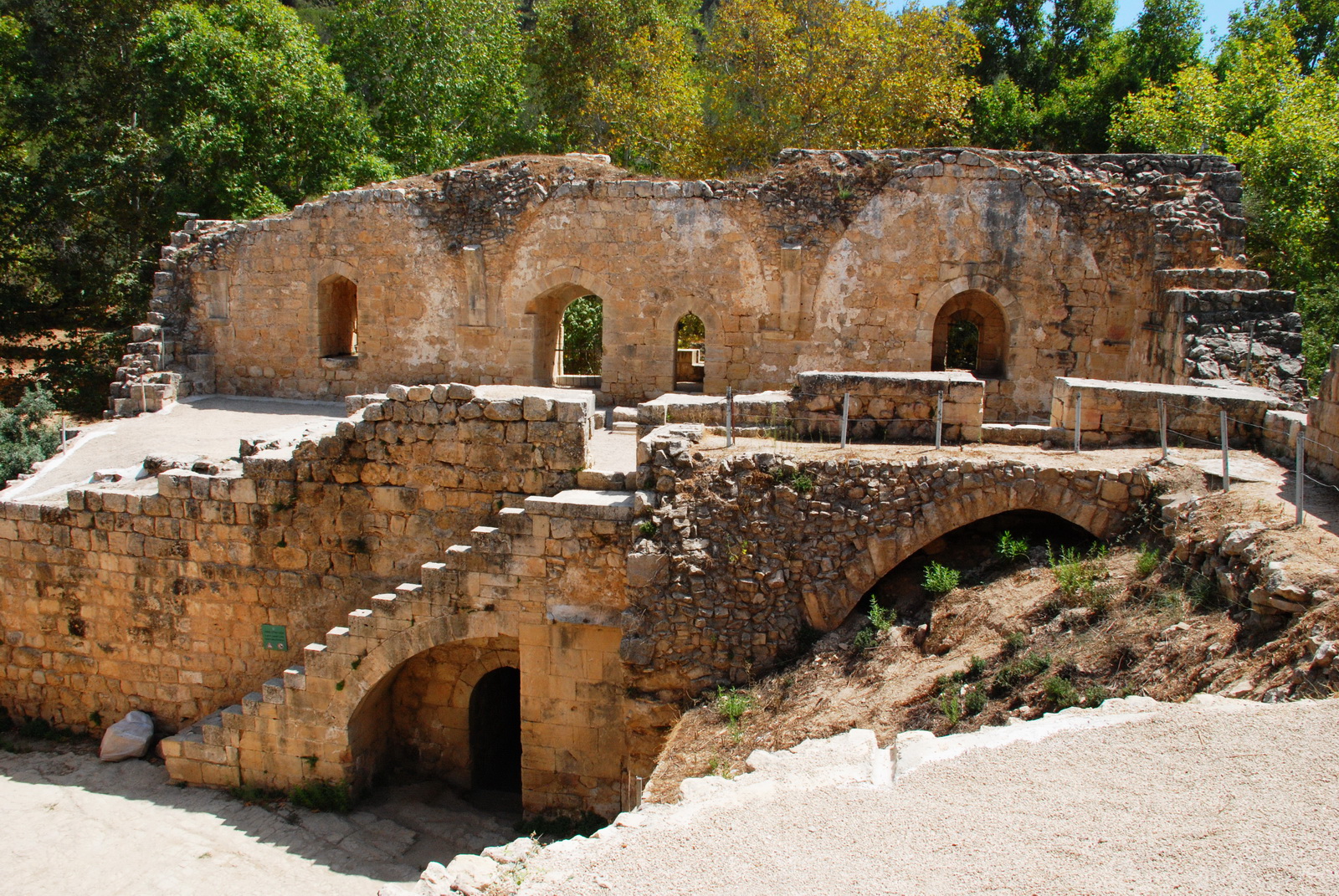 עין חמד - שתי קומות המבצר הצלבני