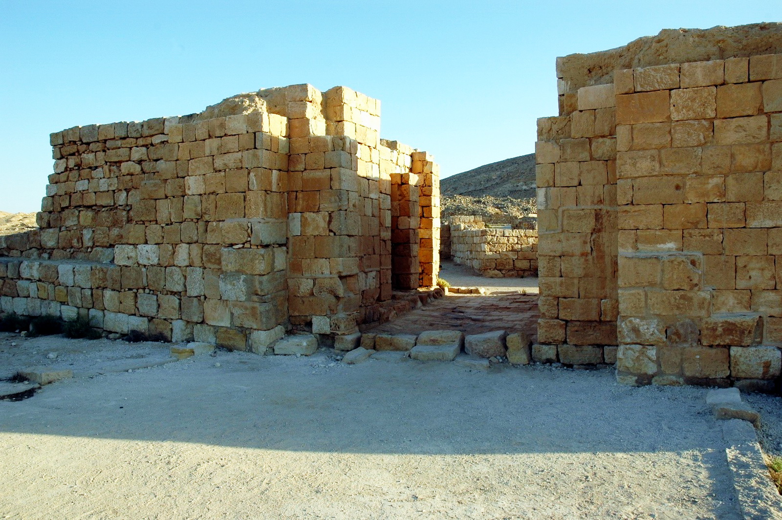 ממשית - שרידים ביזאנטים בעיקר, על יסודות עיר נבטית. שער הכניסה הראשי
