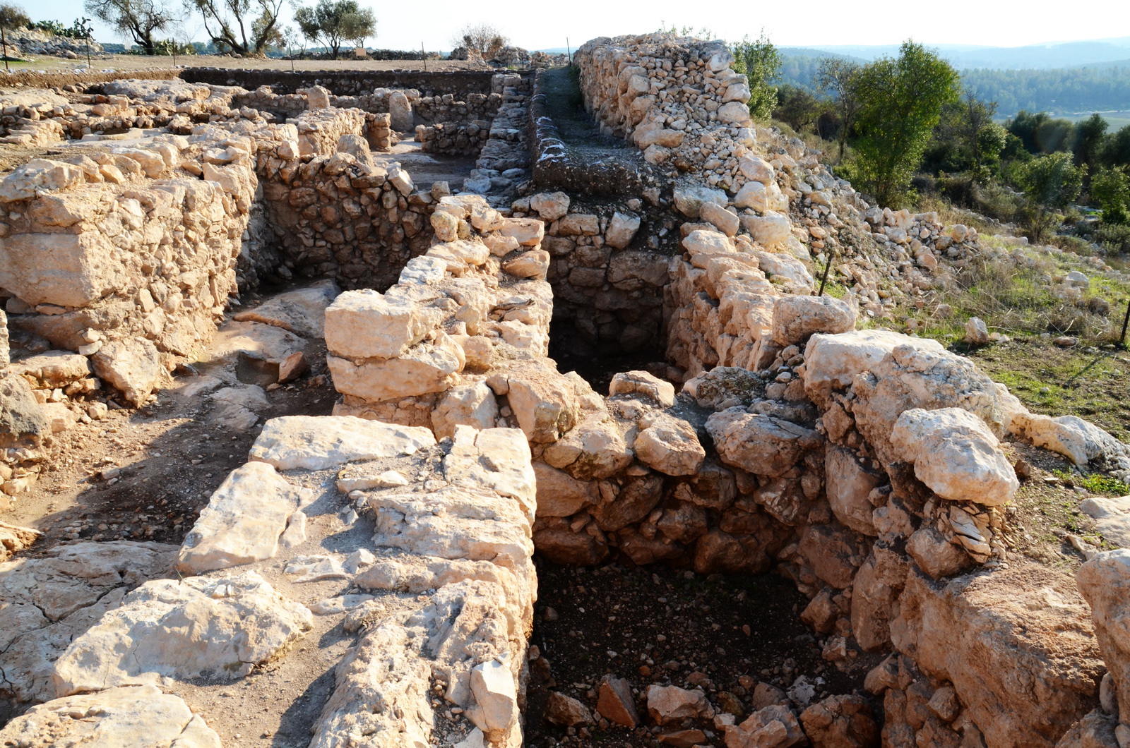 חיר' קיאפה - החומה המקורית המאסיבית, ועליה חומה הלניסטית מאבנים קטנות