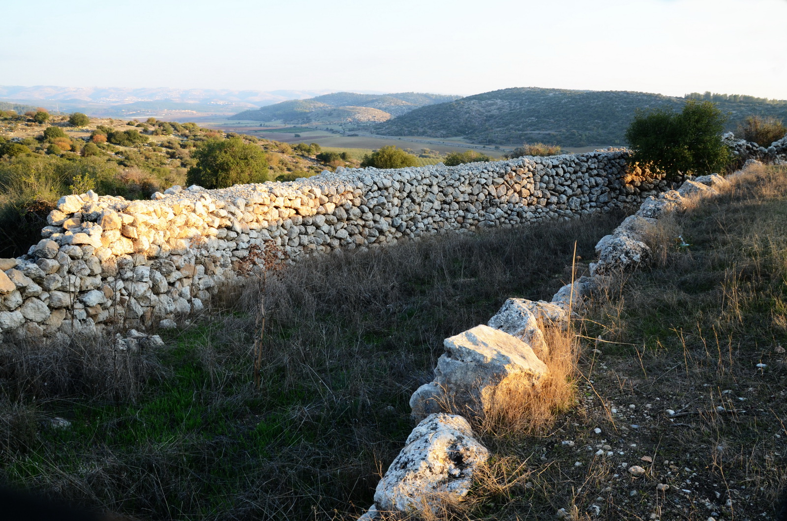 חיר' קיאפה - חומת האבנים ההלניסטית וברקע - תל שכה