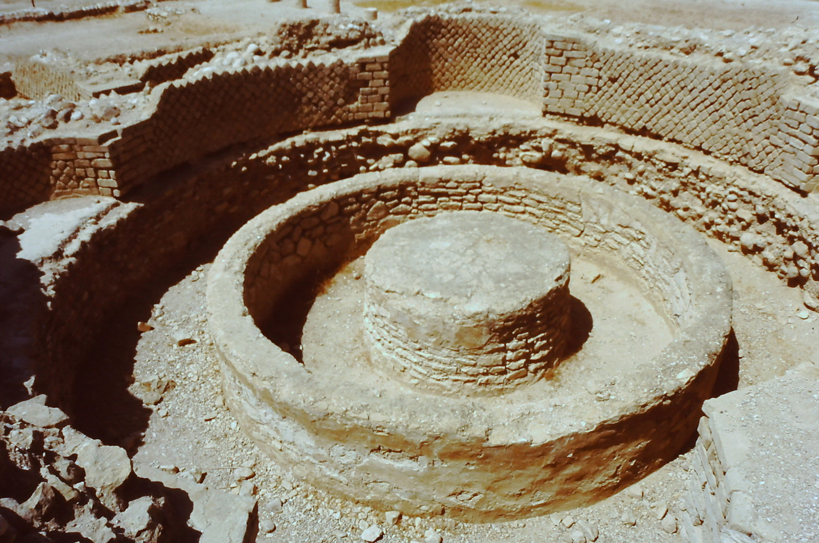 תולול אבו עלאייק - קטע ממבני בית המרחץ בארמון הורדוס.