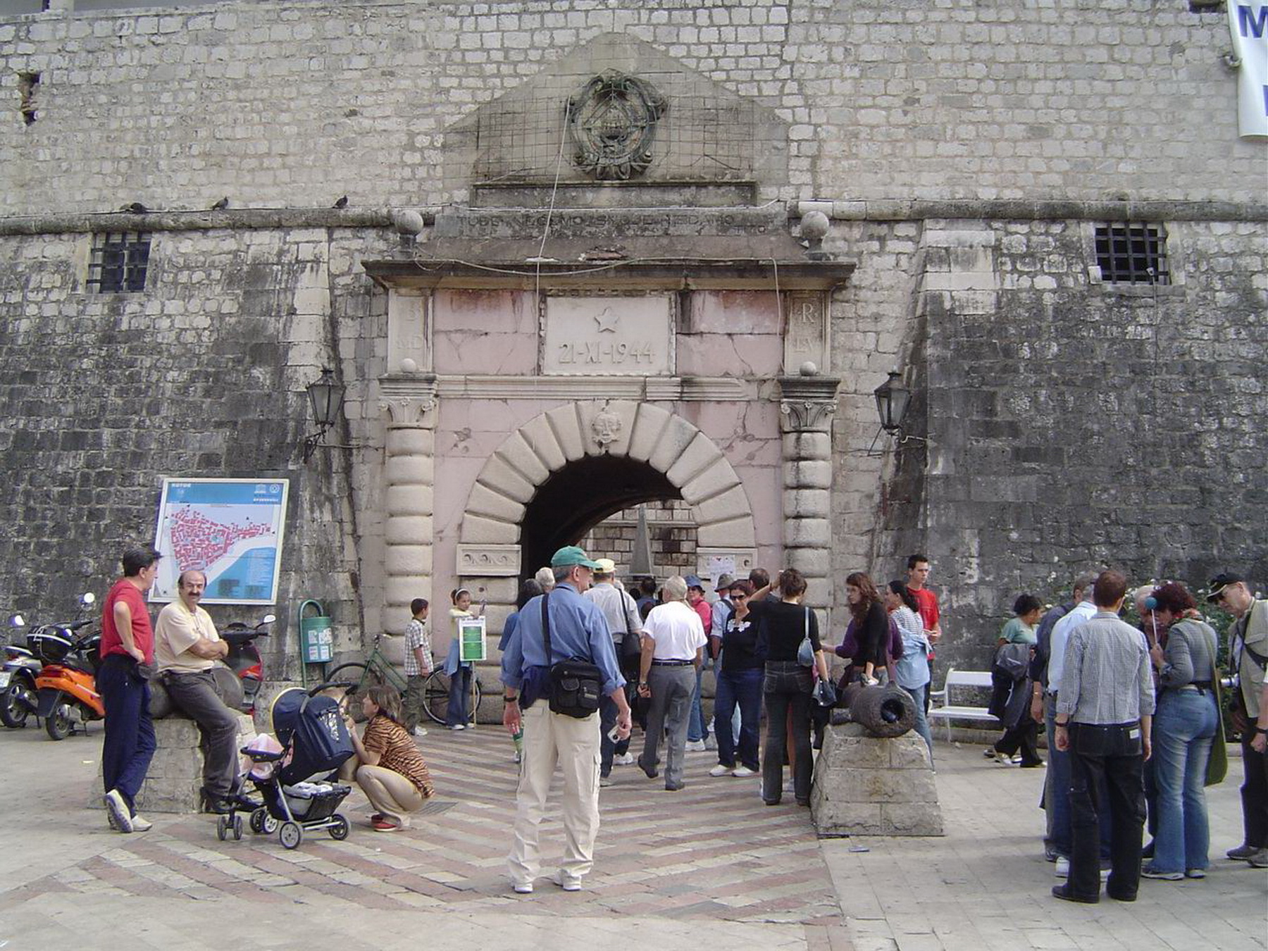קוטור - שער הכניסה לארמון דיוקטליאנוס