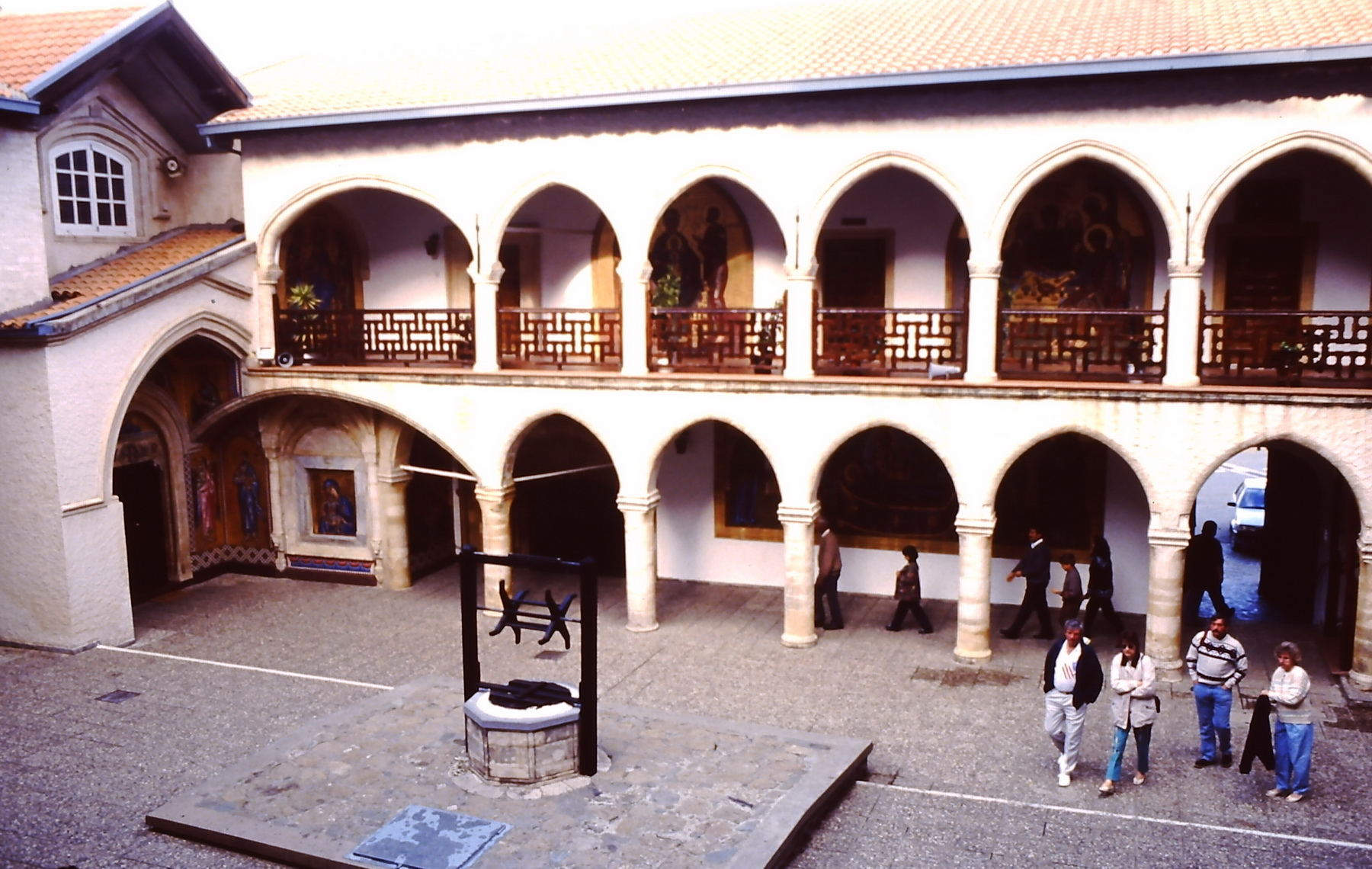 מנזר קיקוס - חצר המנזר